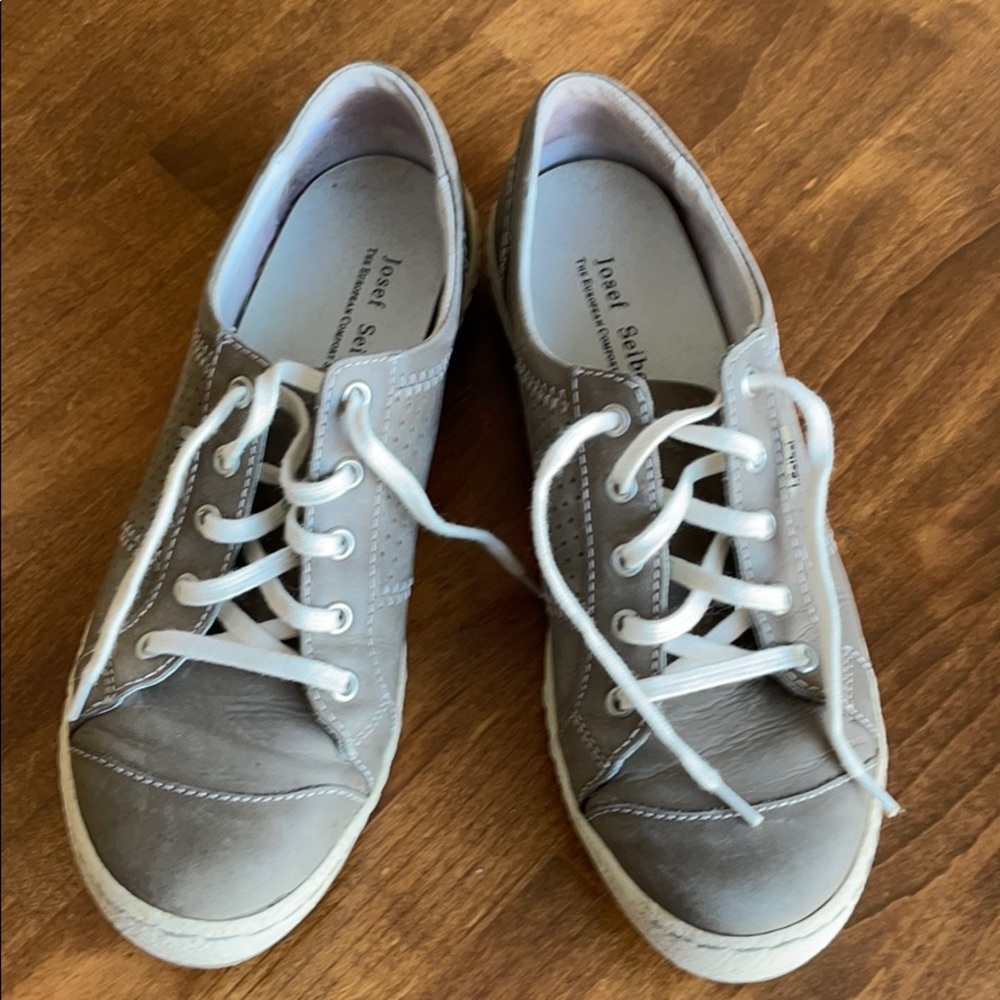 Leather sneakers